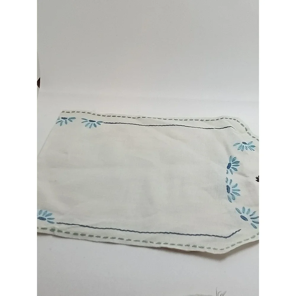 4 Vintage Needlepoint Doilies‎